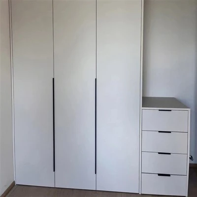 Ekonomický dřevěný šatník