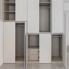 Malá ložnice moderní šatník